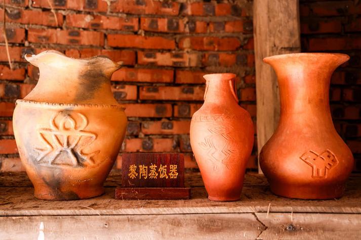活动中,研学团一行不仅认识了不同形状的黎陶制品,了解黎陶的历史