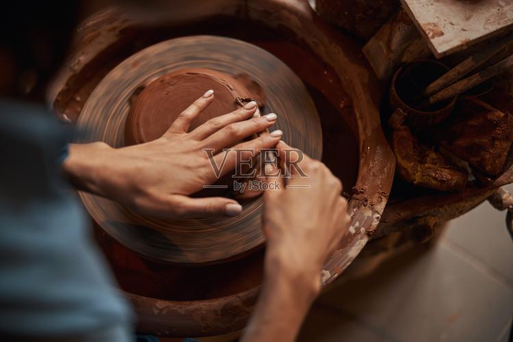 现代作坊在陶轮上制作陶土制品的精细工艺